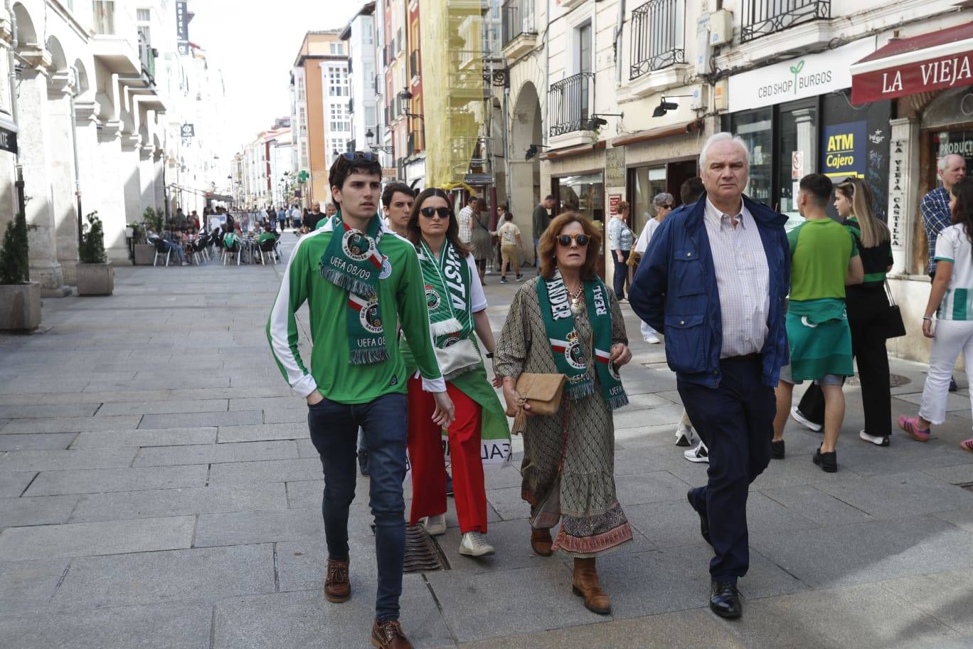 Llegada en goteo de la afición cántabra.