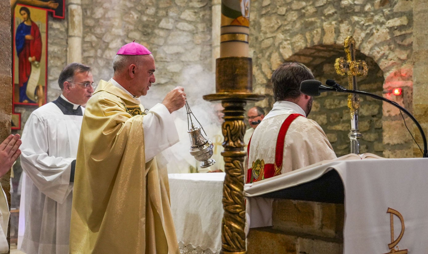 Uno de los momentos de la celebración de la eucaristía. En la imagen, el obispo  portando el incienso.