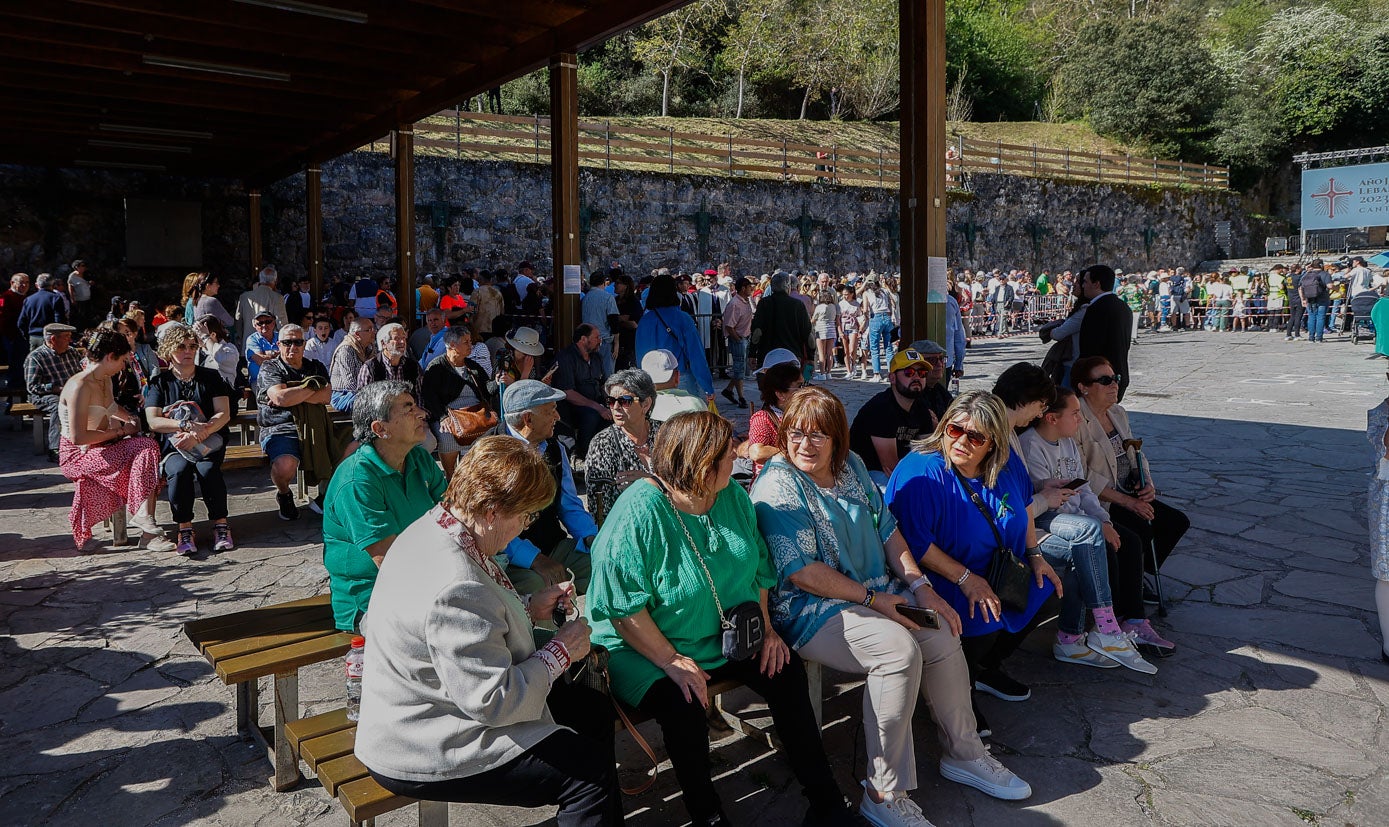 Cientos de personas esperaron el cierre de la Puerta.