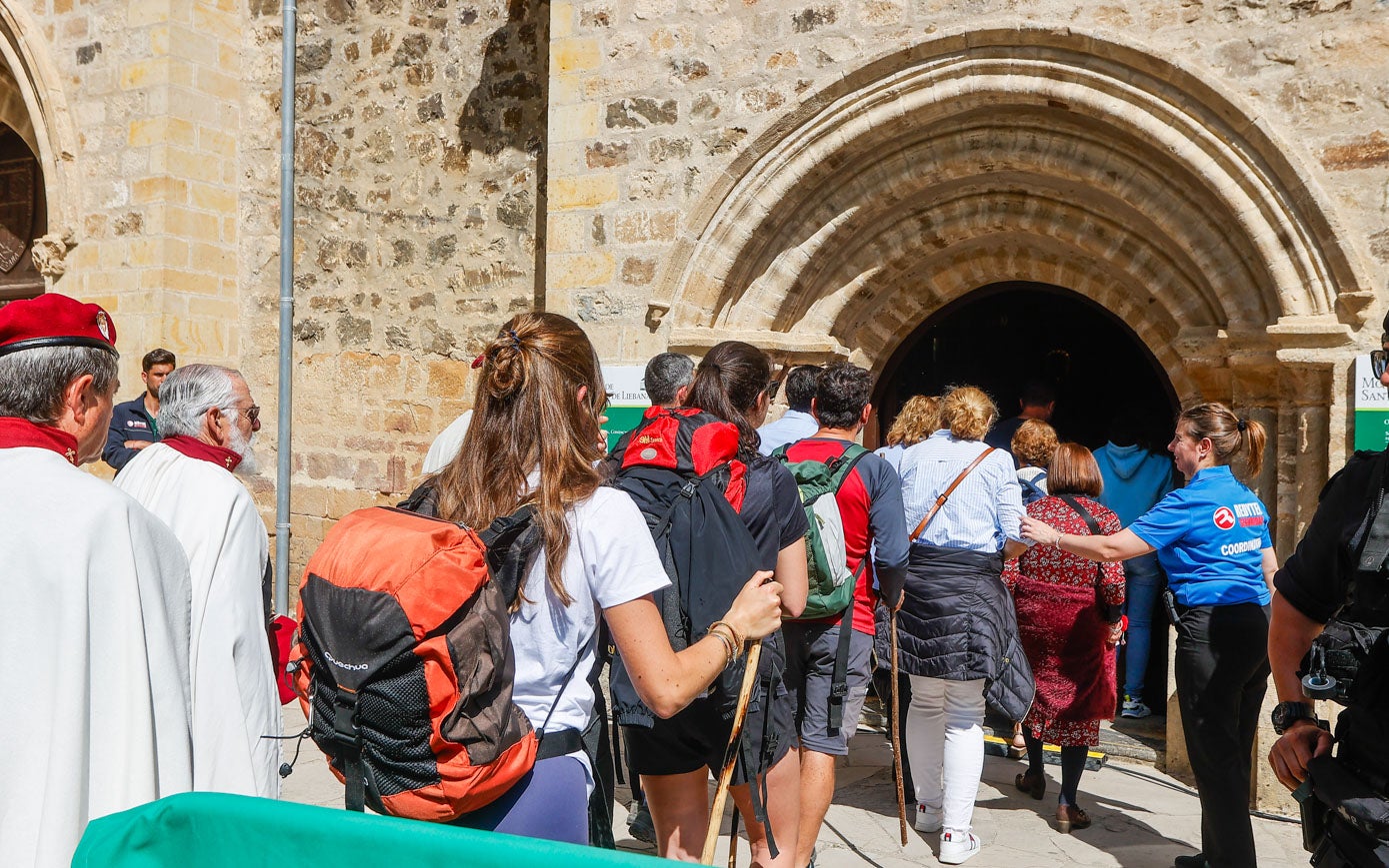 Los últimos peregrinos cruzan la Puerta. 