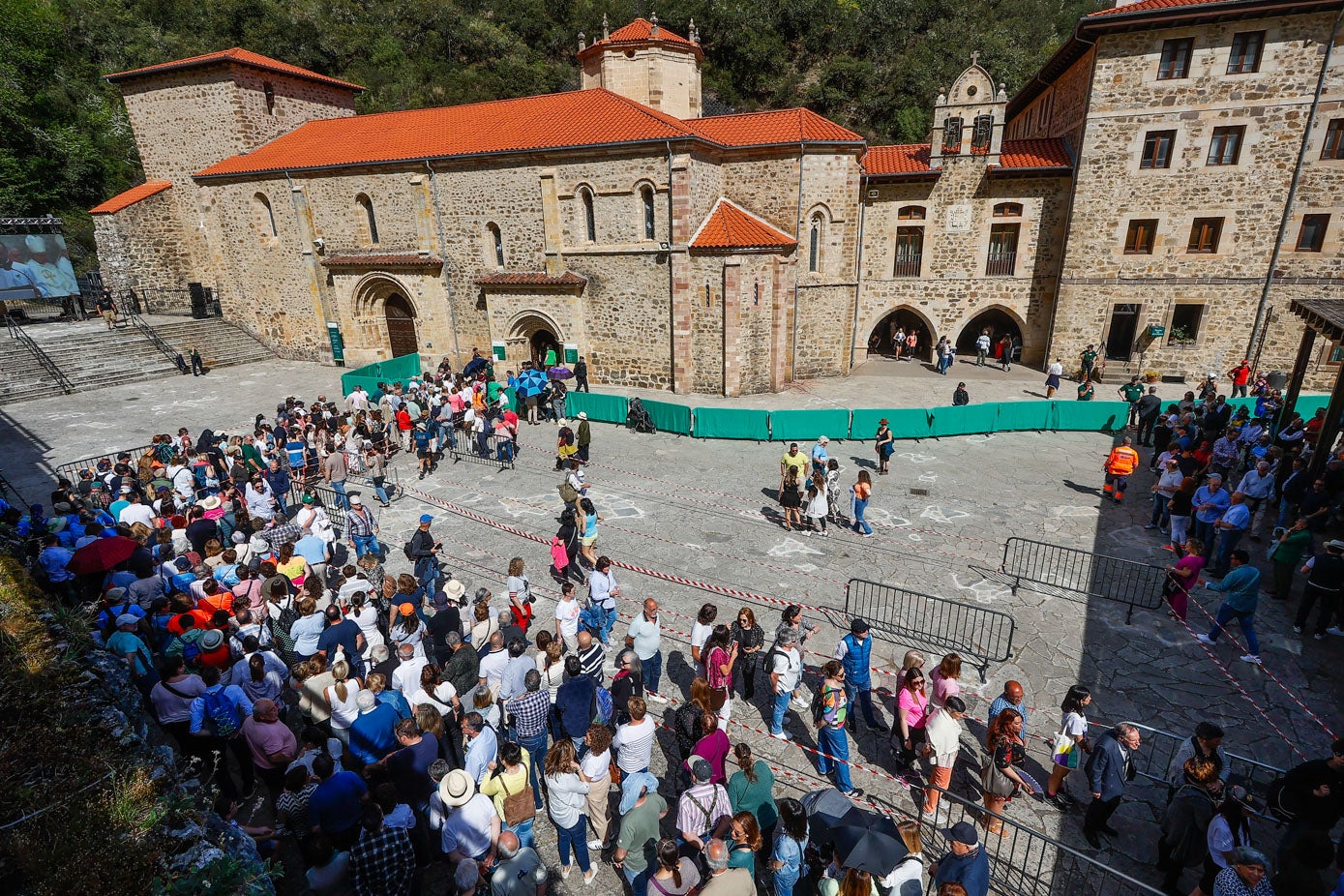 La plaza del Monasterio de Santo Toribio, repleta de feligreses. 