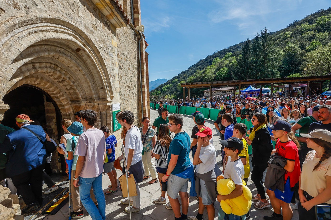 Largas colas para acceder a la Iglesia de Santo Toribio. 