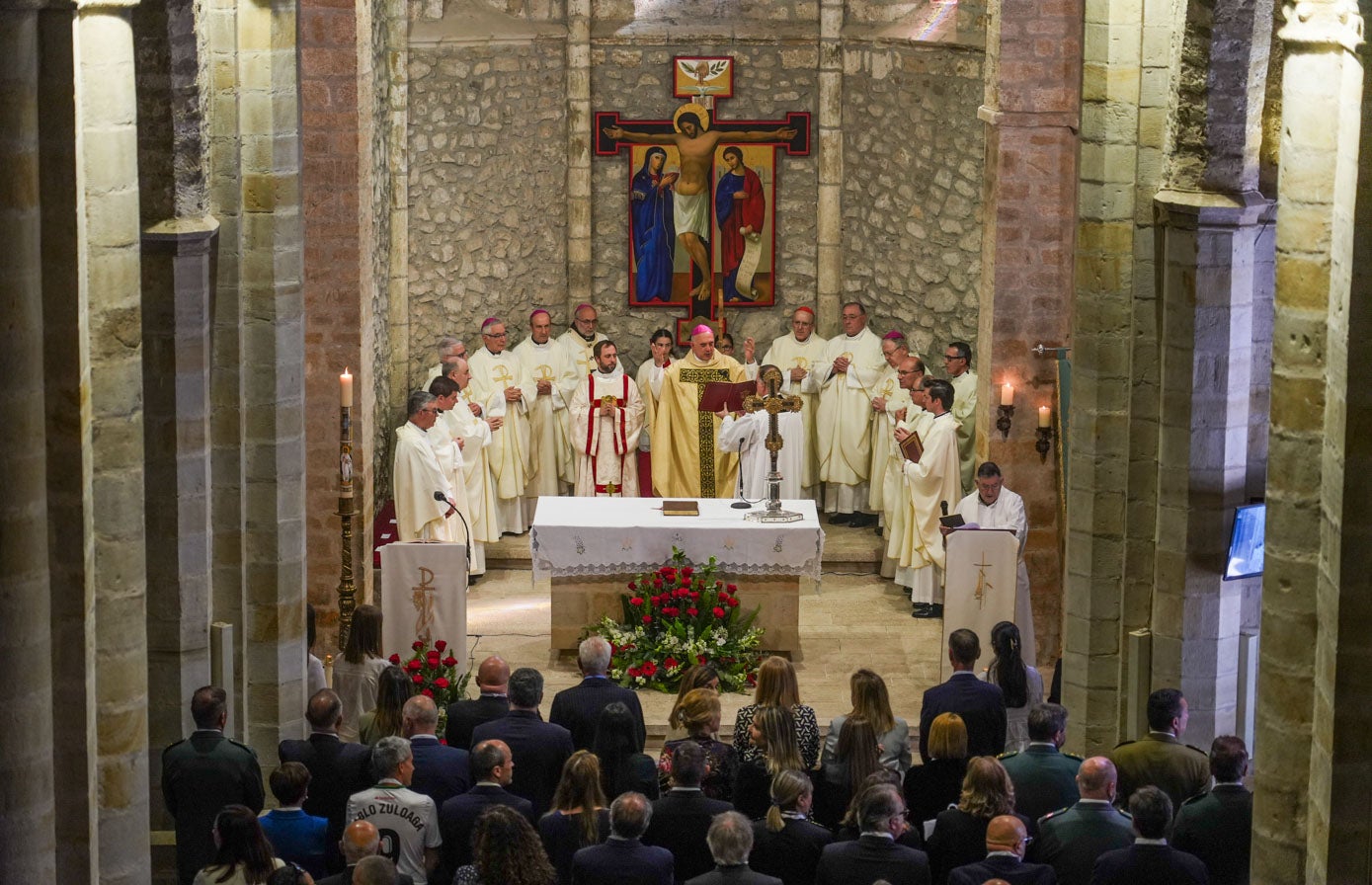 Arturo Ros, en su primera misa en un acto de clausura del Año Jubilar Lebaniego tras su llegada al Obispado de Santander.