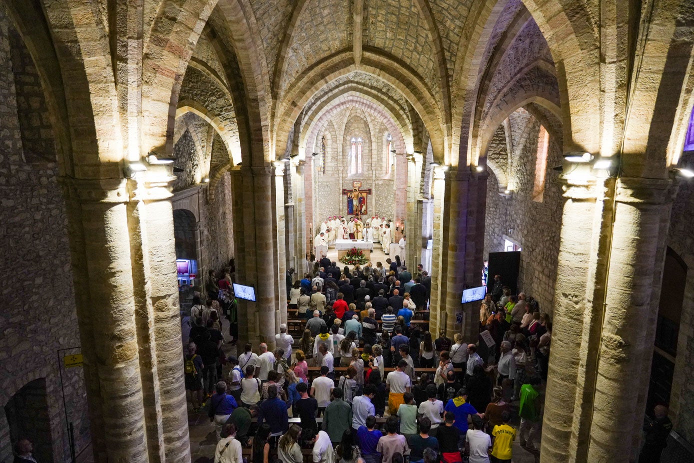 Una vez que el templo se llenó de gente, se habilitó un pasillo para que los fieles pudieran entrar y salir durante la misa.