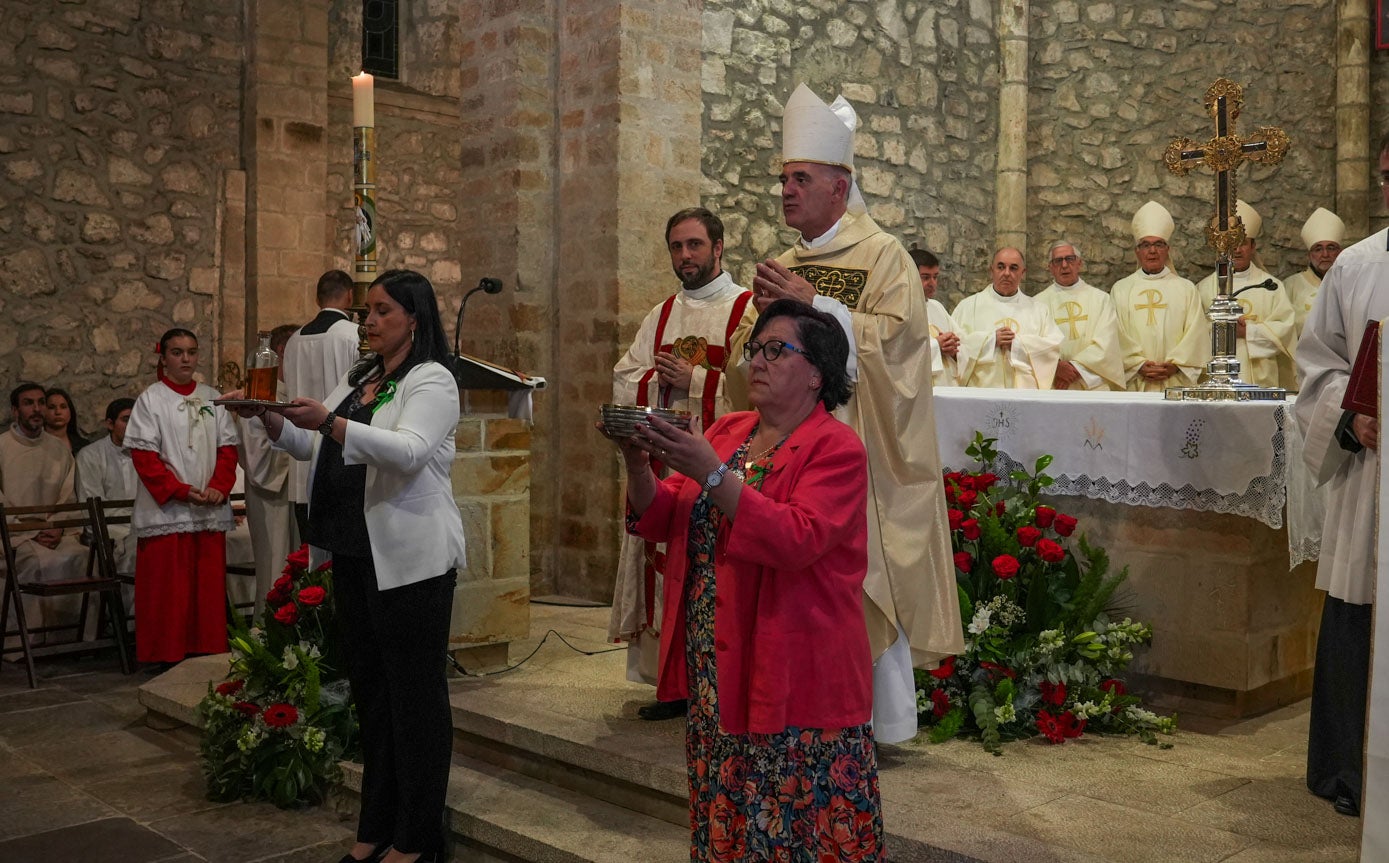 El momento de la ofrenda del pan y el vino, al término de la misa.