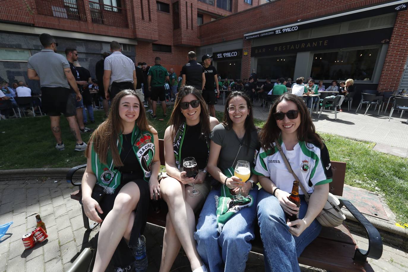 La afición racinguista ha llenado la plaza.