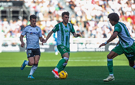 Íñigo Vicente conduce la pelota en el encuentro