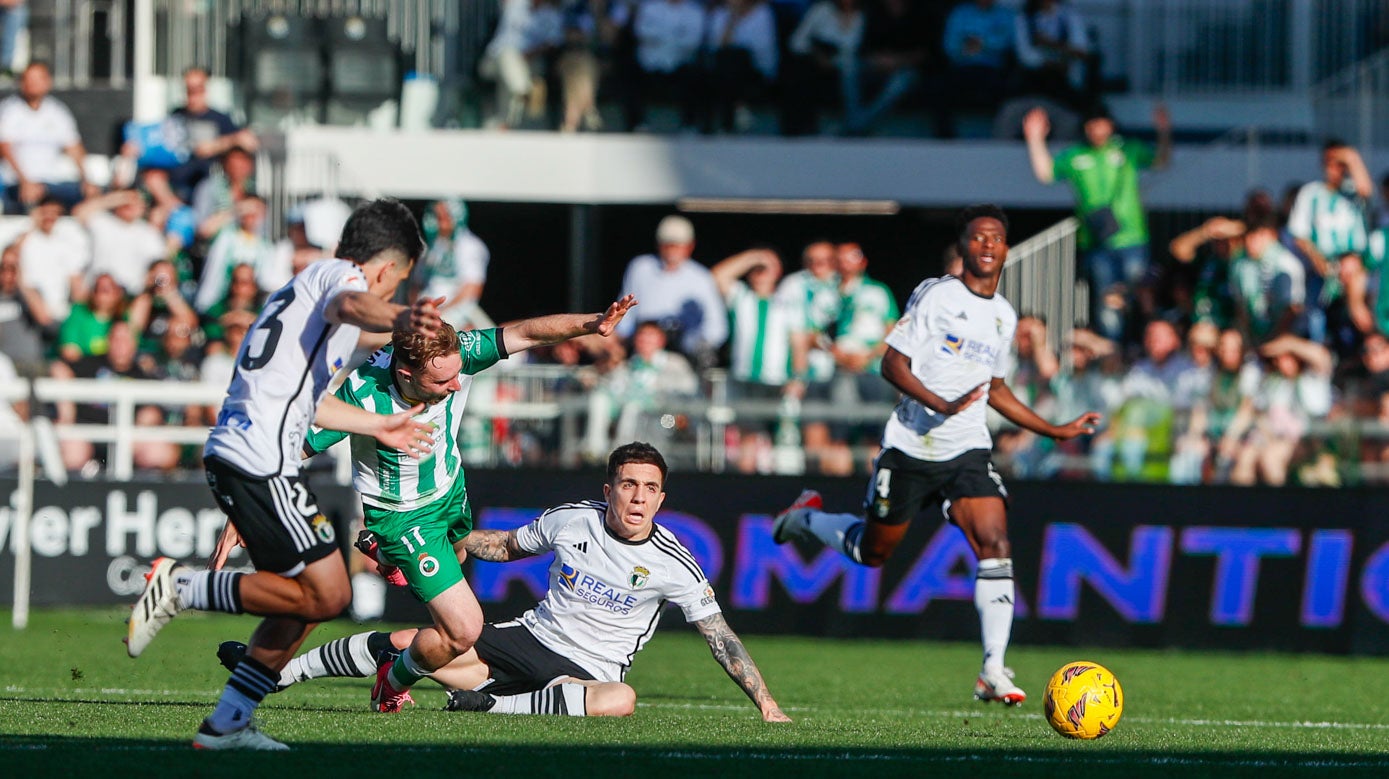 Peque cae al suelo en un lance del partido, rodeado de rivales.