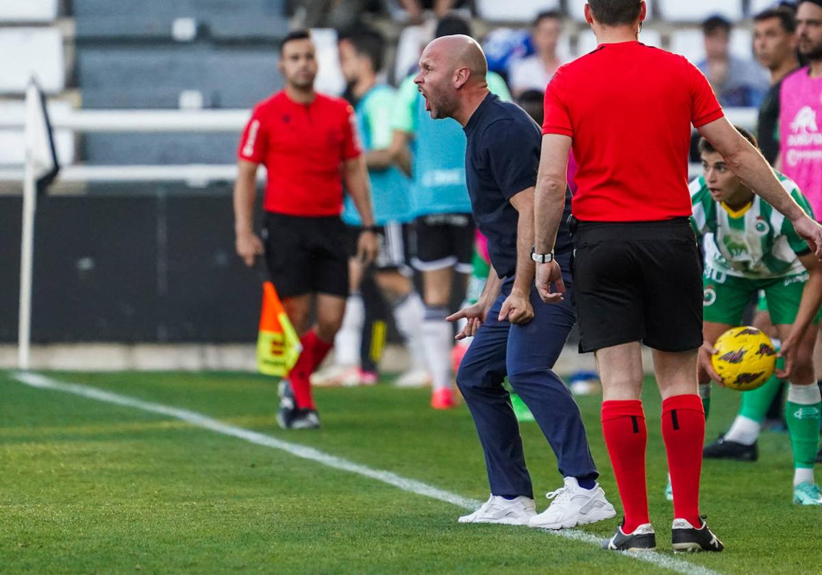 José Alberto, como siempre, siguió el partido desde su banquillo con mucha intensidad.