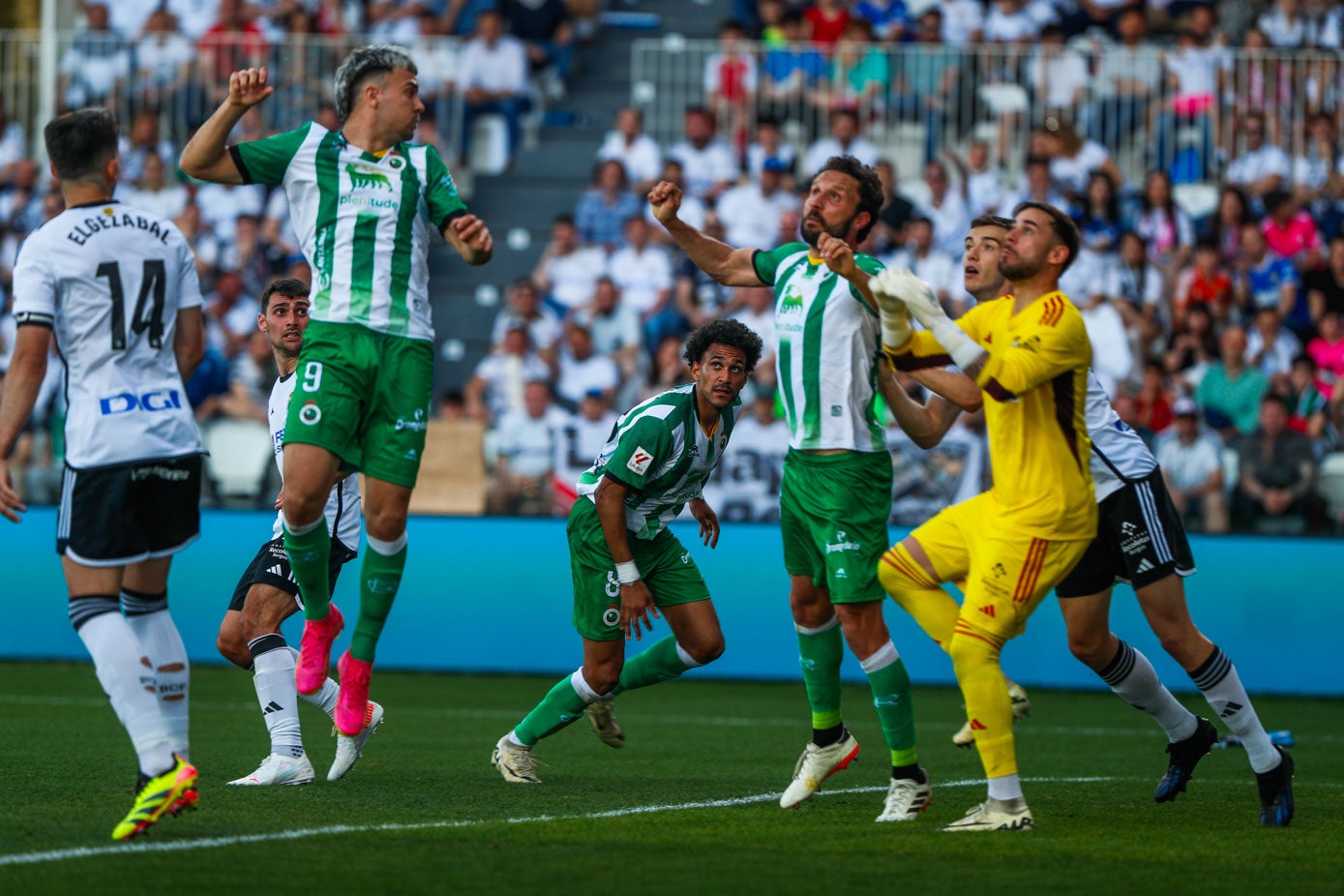 Arana, Germán y Mboula pelean por el balón en el área burgalesa.