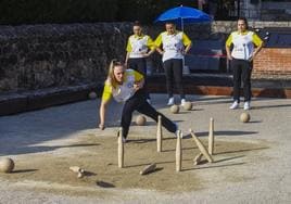 Alba Gutiérrez birla para Casar con Ailén Gutiérrez, Paloma Cobo y Marta Gómez al fondo.