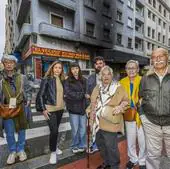 Inquilinos del edificio de la calle Santa Clara número 8, cuyo propietario quiere desalojarlos para destinarlo a pisos turísticos.