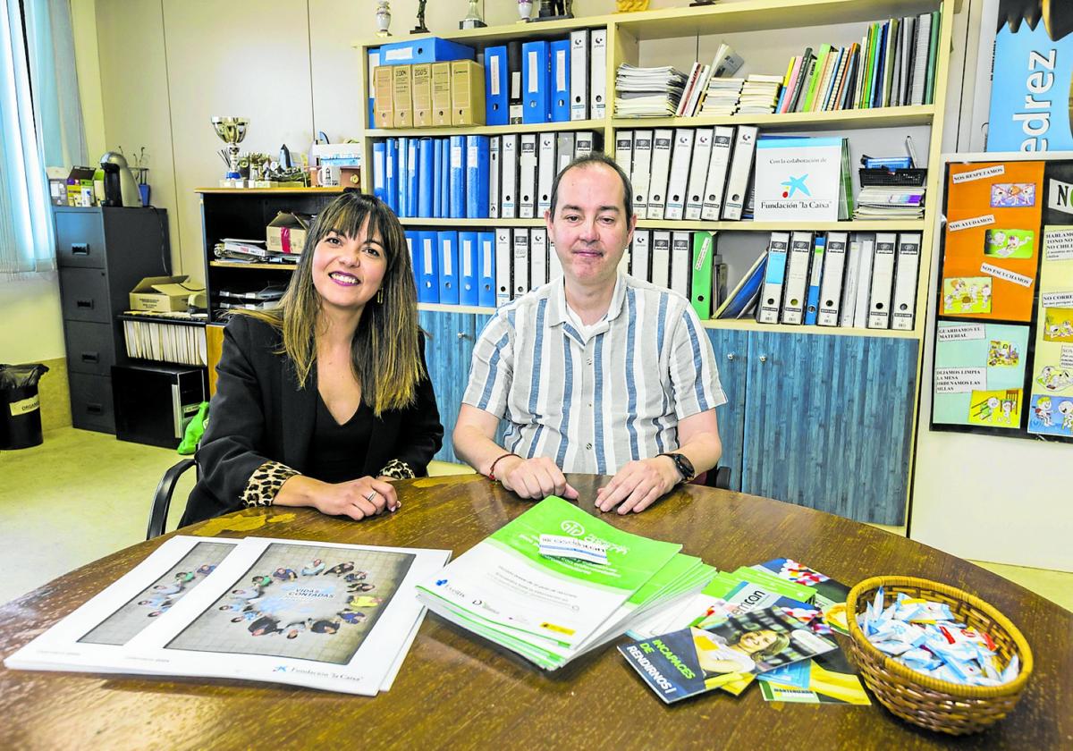 Isabel Santayana, trabajadora social, junto a Rubén Fernández, vicepresidente de Asemcan.