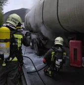 Herido un transportista tras la explosión de una de las ruedas del camión cisterna que conducía por la A8