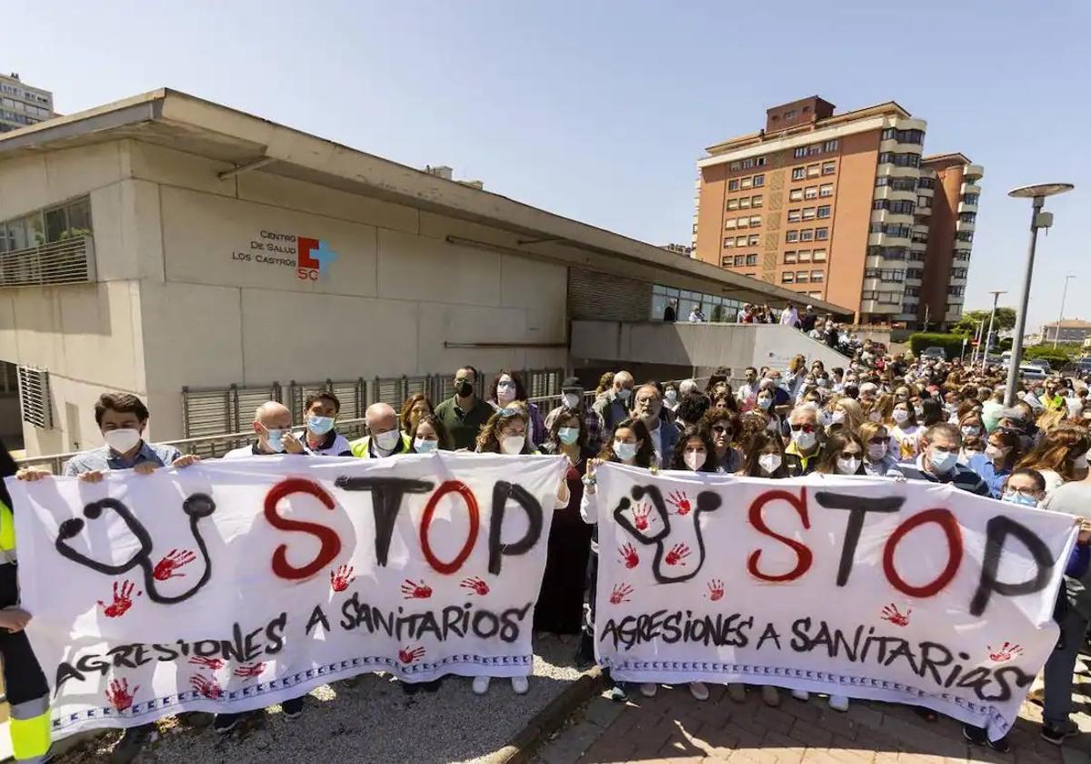 Imagen de la concentración de profesionales sanitarios en el centro de salud de Los Castros tras la agresión.