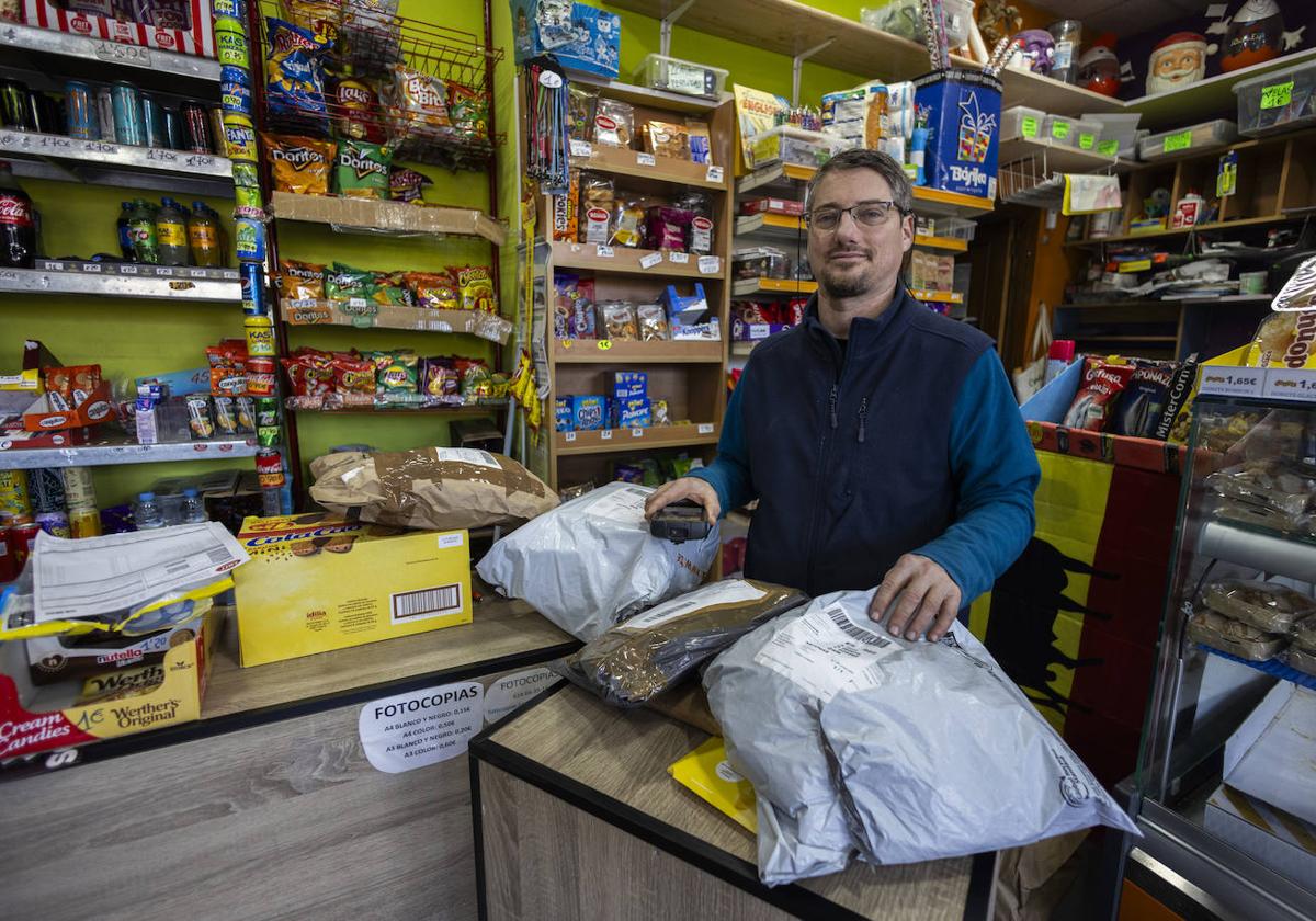 Oscar Herrero, propietario del comercio Oky, en la calle San Martín del Pino, recoge entre 60-80 paquetes por día.