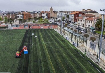 La maquinaria trabaja en la sustitución del caucho defectuoso, que no asentó y teñía de negro las equipaciones y el material.