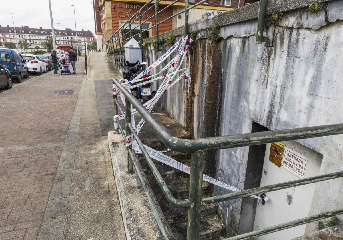 La puerta de acceso al garaje donde el pasado jueves se produjo el incendio permanece precintada.