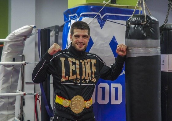 Jon Míguez posa en su gimnasio en Castro Urdiales