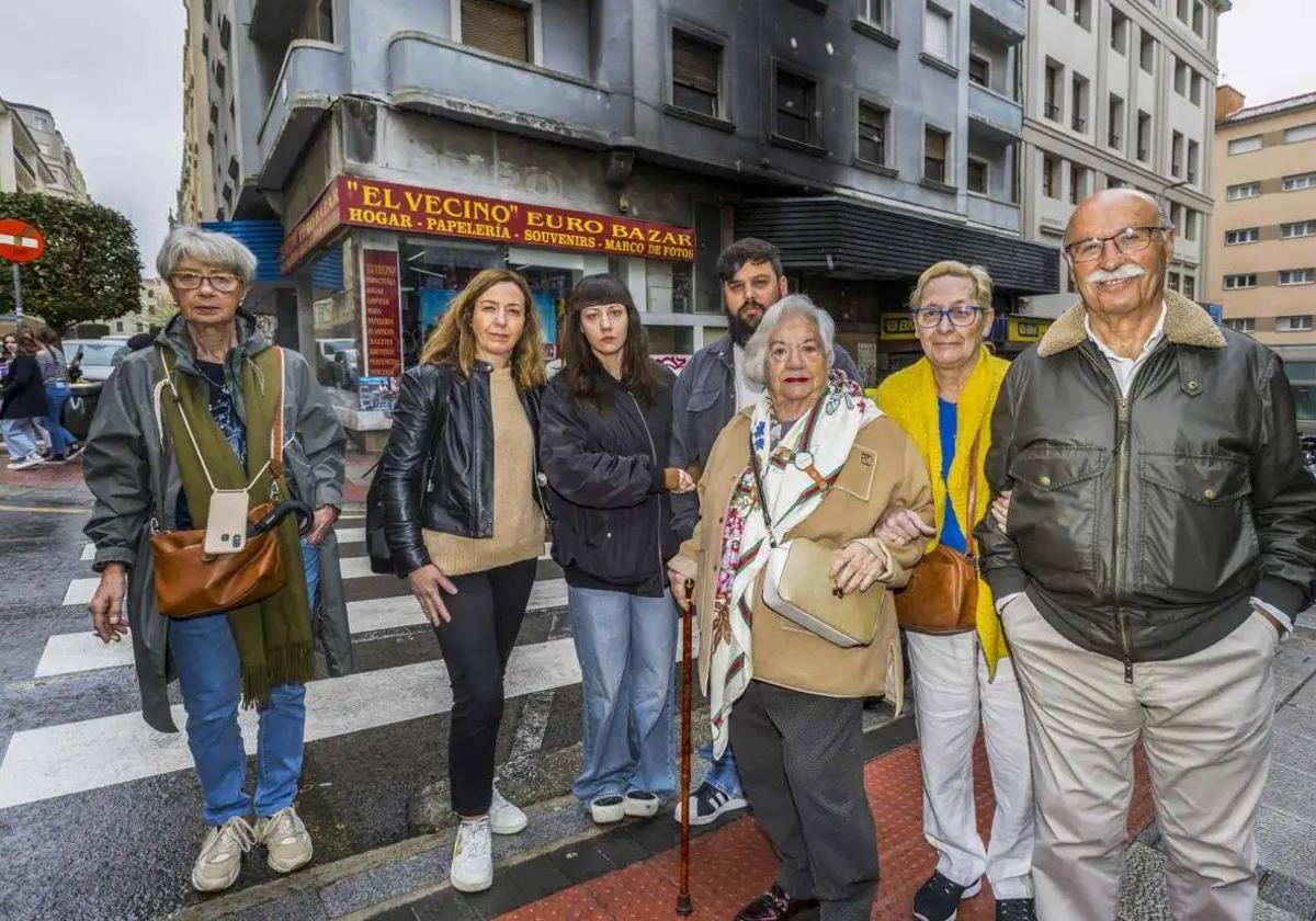 Inquilinos del edificio de la calle Santa Clara número 8, cuyo propietario quiere desalojarlos para destinarlo a pisos turísticos.