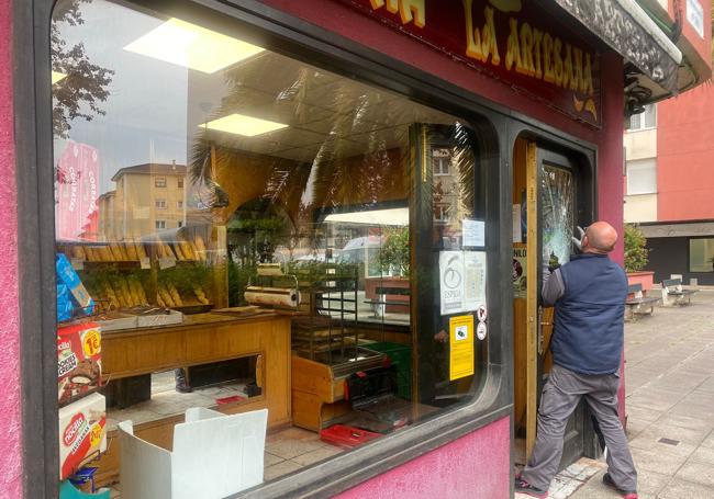 El último robo ha sido en la panadería La Artesana. El ladrón rompió el cristal de la puerta y robó la caja registradora.