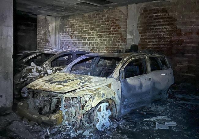 Vehículos calcinados en el interior del aparcamiento subterráneo.