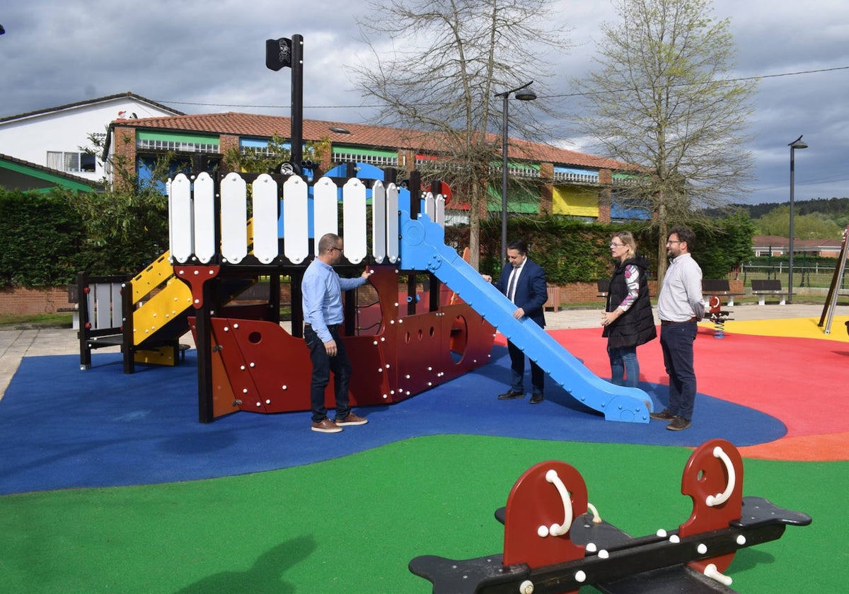 El alcalde de Piélagos, Carlos Caramés, visitó junto a varios concejales uno de los parques infantiles.