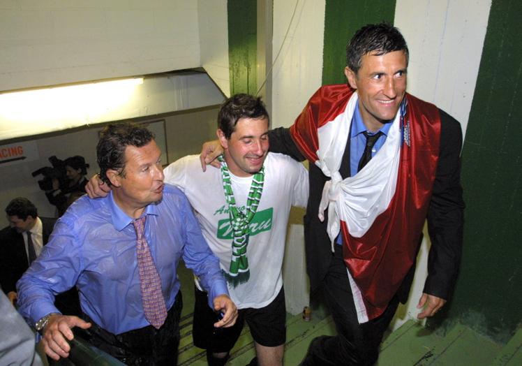 2001-02. El entonces presidente, Ángel Gutiérrez Coterillo y el entrenador, Quique Setién, rodean a José Ceballos en las escaleras del túnel de vestuarios durante la celebración del ascenso tras la victoria por 1-0 ante el Atlético de Madrid. El de Pámanes era uno de los capitanes.