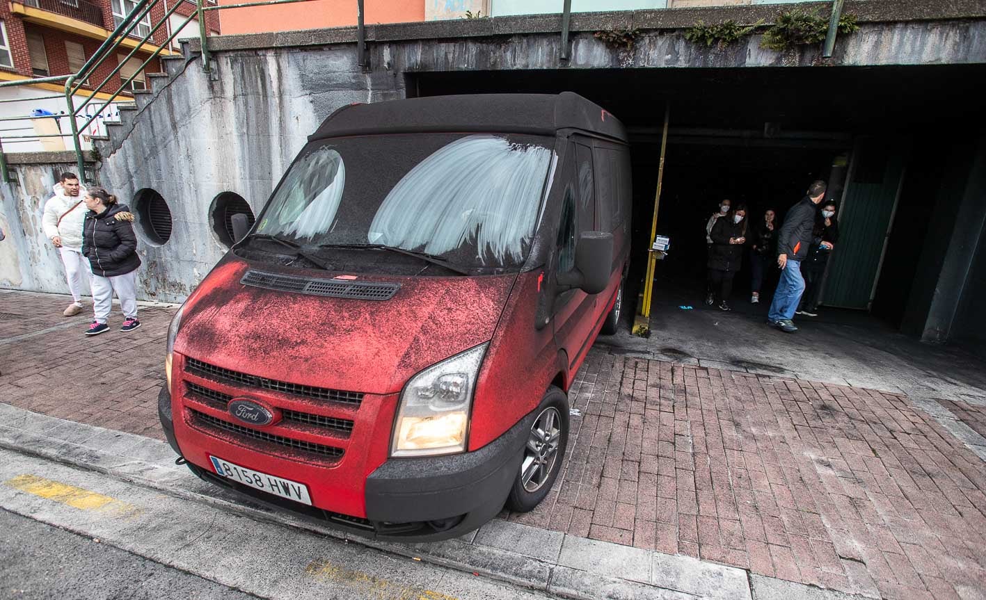 Una furgoneta cubierta de ceniza, pero en buen estado. 