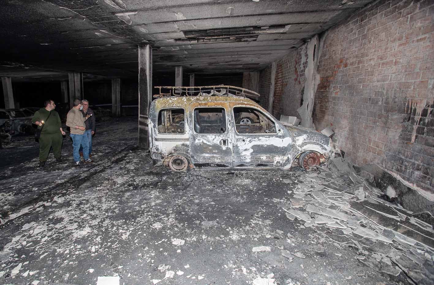 Los vecinos inspeccionan sus coches. 