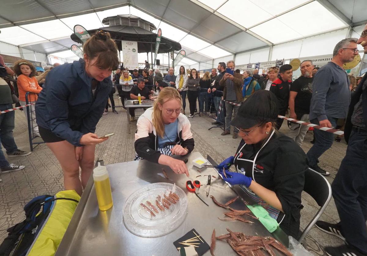 Demostración del sobado de la anchoa en la edición de 2023 de la feria.