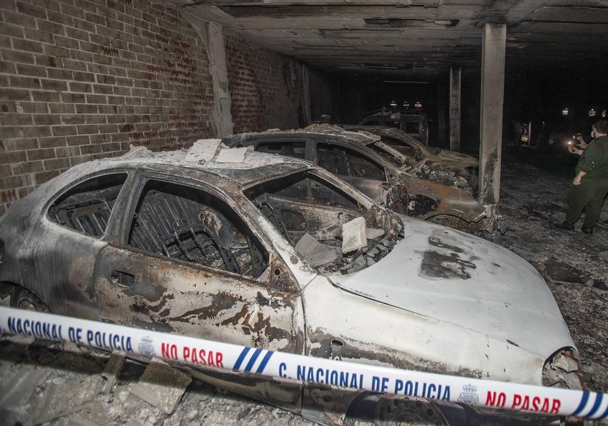 Vehículos calcinados en el aparcamiento subterráneo.