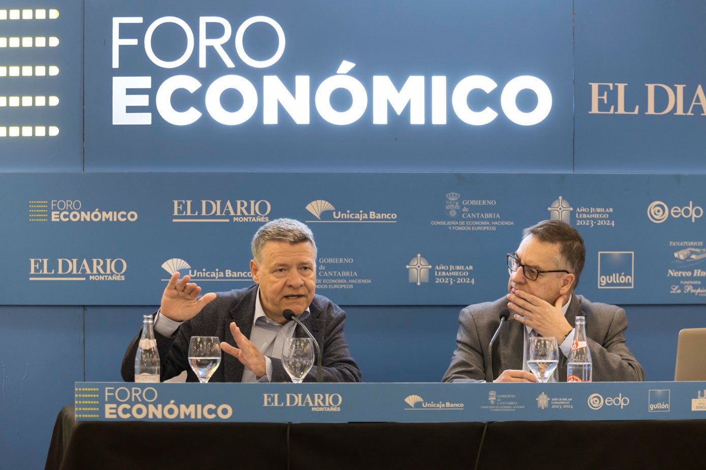 Jordi Sevilla (izquierda), durante su intervención en foro, junto al director de El Diario Montañés, Íñigo Noriega.