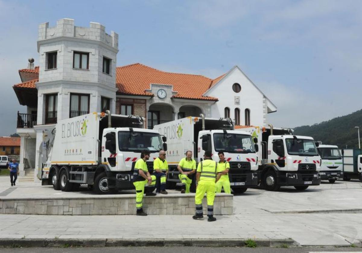 Trabajadores de la empresa de recogida de basuras frente al Ayuntamiento de Argoños.