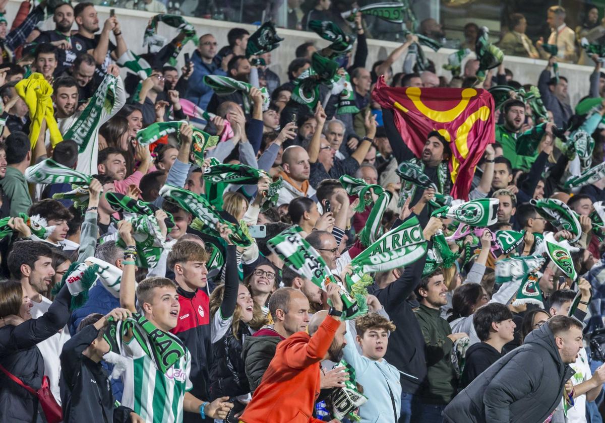 La afición racinguista, disfrutando de su equipo en el partido frente al Oviedo.