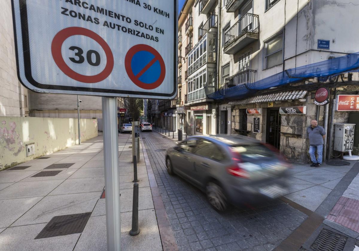 La céntrica calle Cervantes es una de las zonas 30 de Santander.