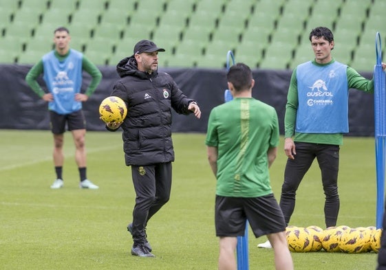 José Alberto se dirige a sus jugadores en un entrenamiento de esta semana en los Campos de Sport.