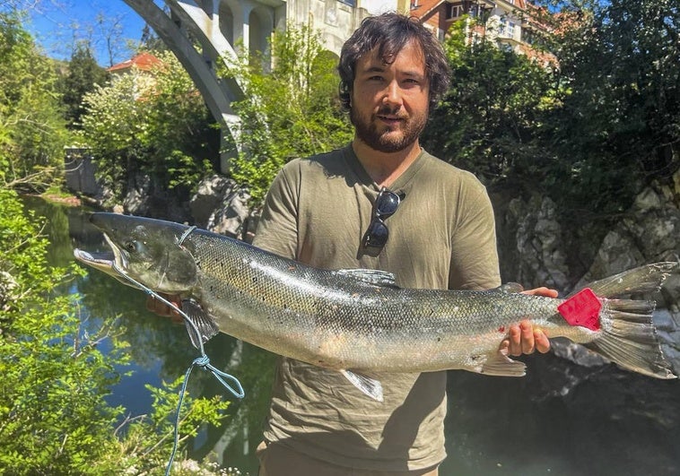 El pescador Enrique Corsini con el 'campanu' que ha pescado esta mañana.