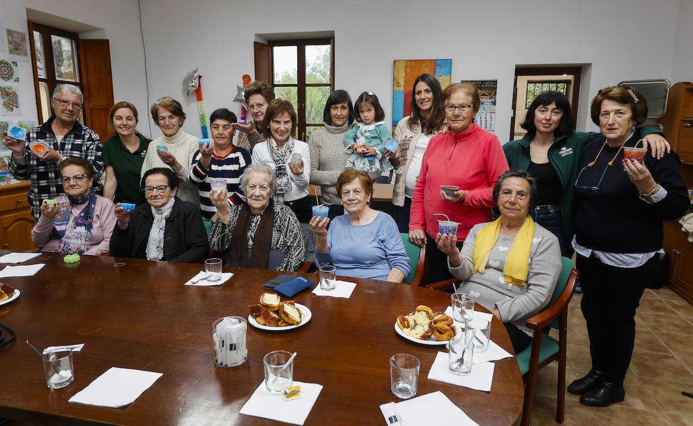 ¿Soledad? Va a ser que no. La foto de familia del taller del Programa Viernes en Villasuso de Cieza demuestra que este tipo de iniciativas fomentan el dinamismo, el encuentro y la comunicación. Próximo objetivo: la zona de Saja-Nansa.