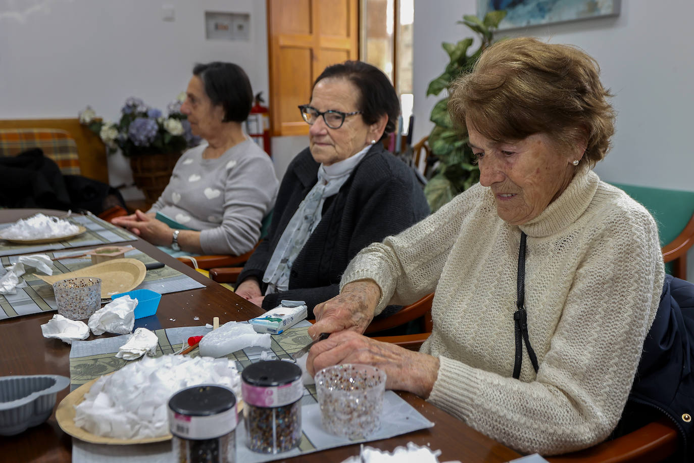 Ante todo, concentración. Convertir los bloques de cera en virutas fue una intensa labor que finalmente mereció la pena. Las Antiguas Escuelas de Villasuso se convirtieron por unas horas en un ajetreado taller artesanal.