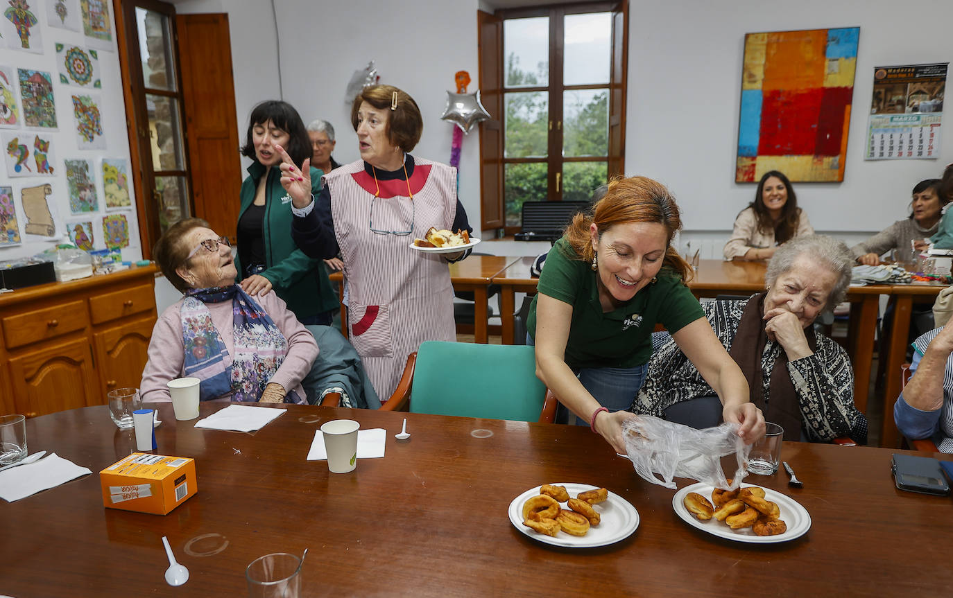 Bien está lo que bien acaba. Y qué mejor punto final que una buena merendola a base de café con leche y rosquillas y bizcochos artesanales. Que, por cierto, estaban exquisitos. Nadie cocina como las abuelas... 