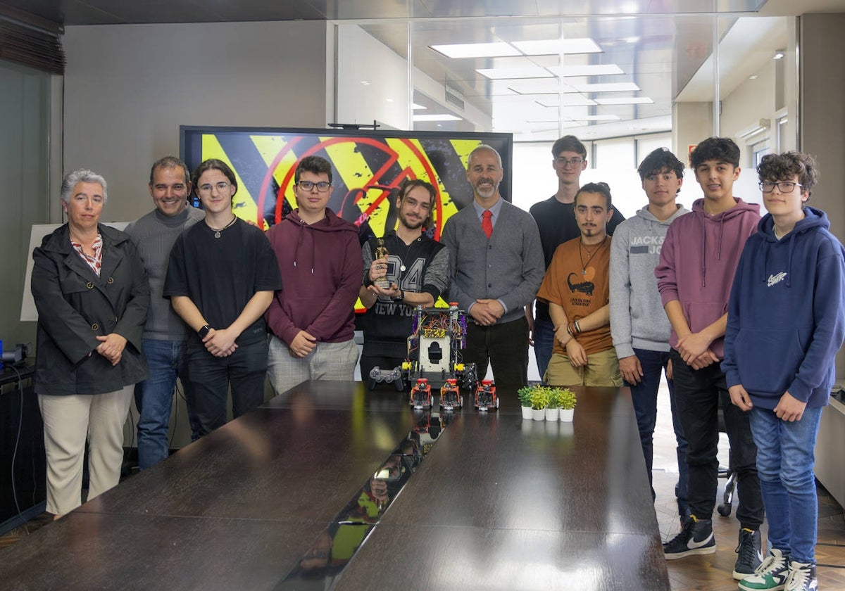 Los alumnos y sus profesores fueron recibidos por el consejero de Educación, Sergio Silva.