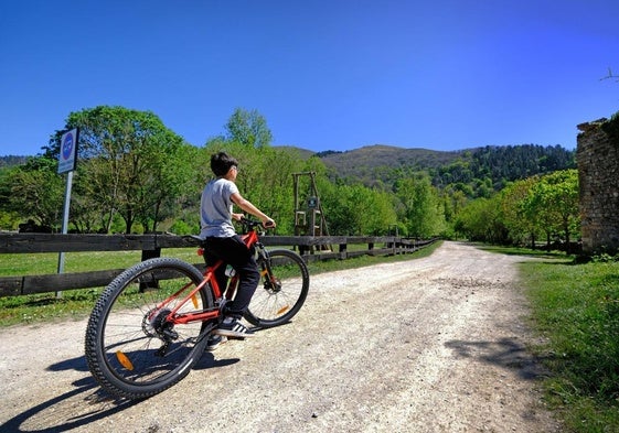 Un joven ciclista atraviesa la zona de Sajuca donde se prevé construir el parque para bicicletas o 'bike park'.