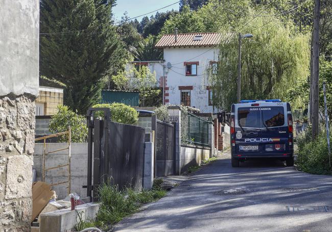 El furgón de la Policía Nacional, frente a una vivienda ubicada en Barreda, donde se realizaron parte de las detenciones.