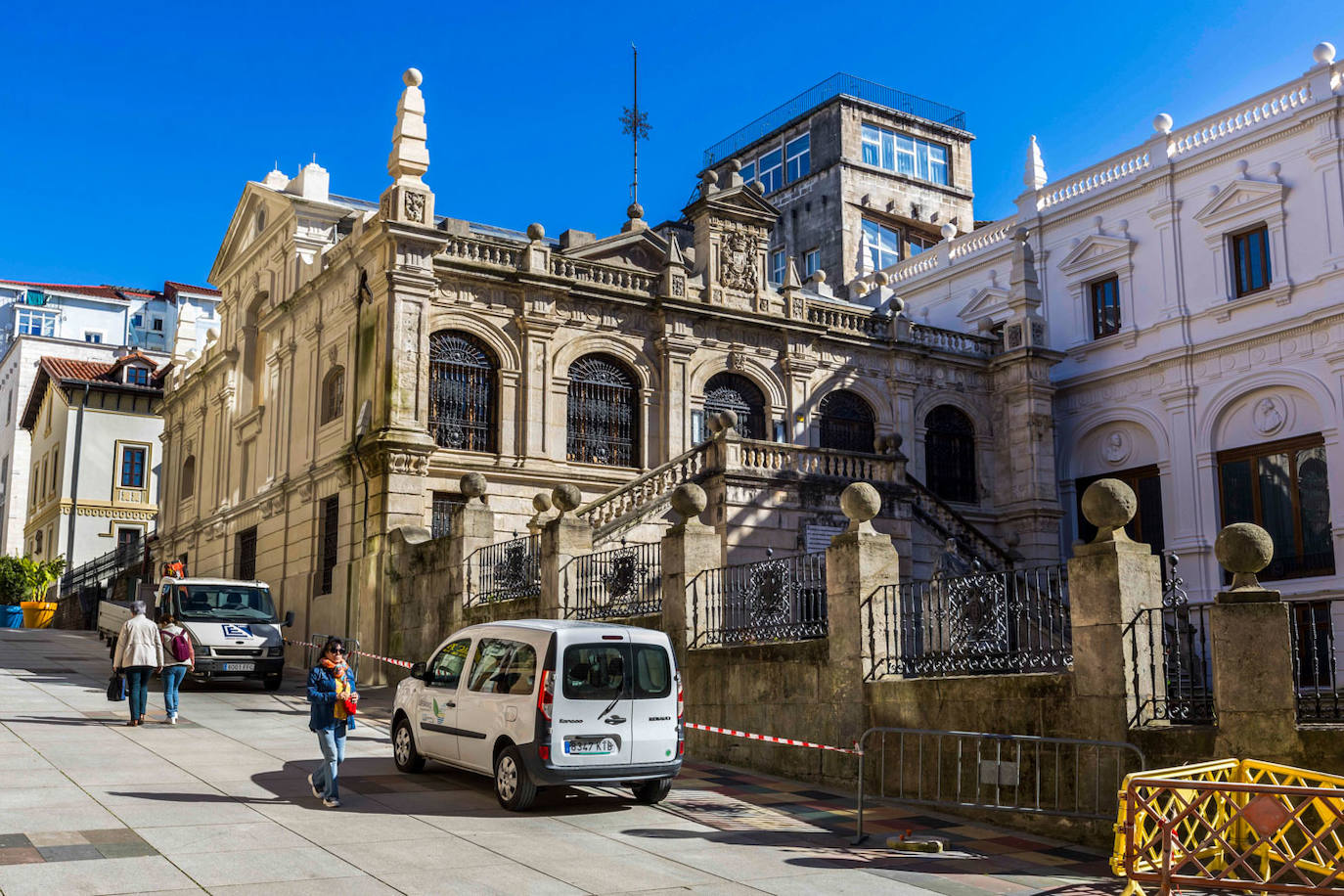 La zona próxima a la biblioteca está acordonada. 