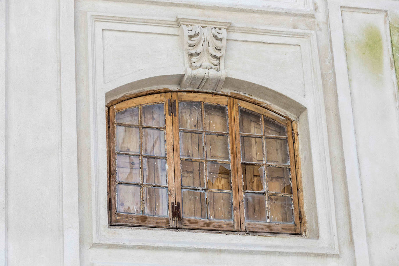 Algunas ventanas tienen los cristales rotos, con el peligro que supone para los viandantes. 