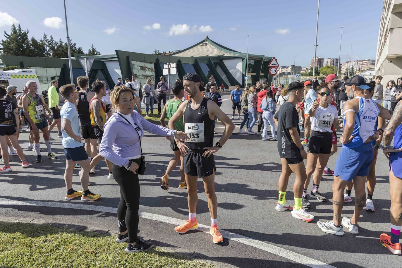 Abel Espinosa (153) aguarda a que se vuelva a dar la salida a los 10 Kilómetros de El Pendo.