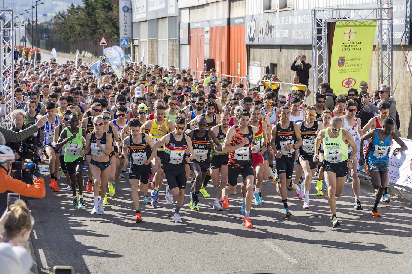 Los atletas, con los favoritos en primera línea, toman de nuevo la salida en los 10 Kilómetros de El Pendo.