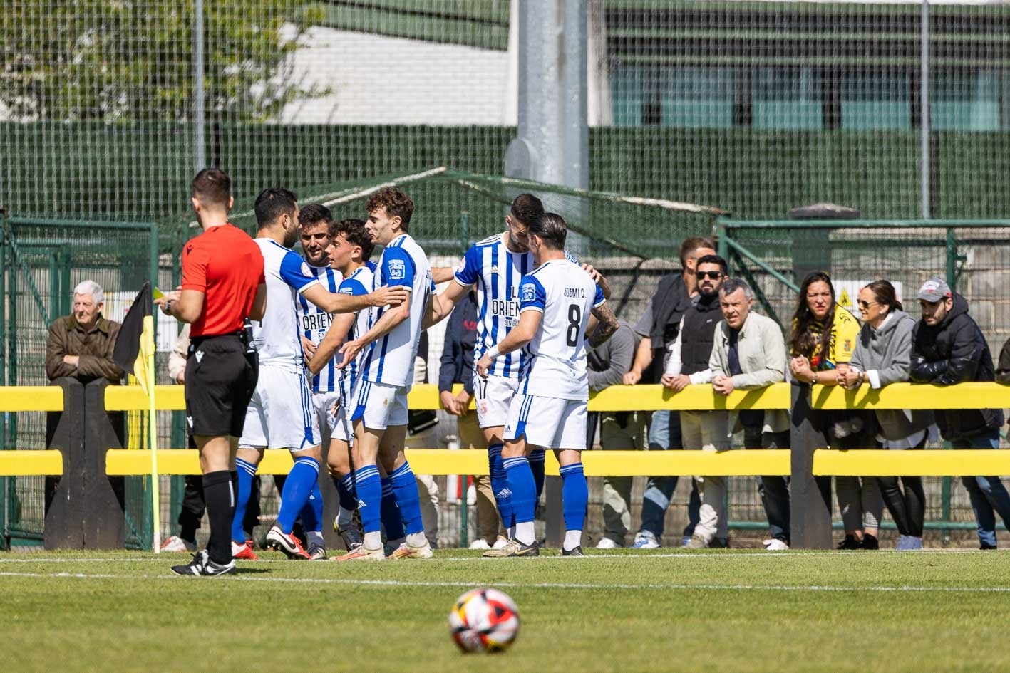 Los jugadores de la Gimnástica celebran el primer gol del equipo ante el Cayón. 