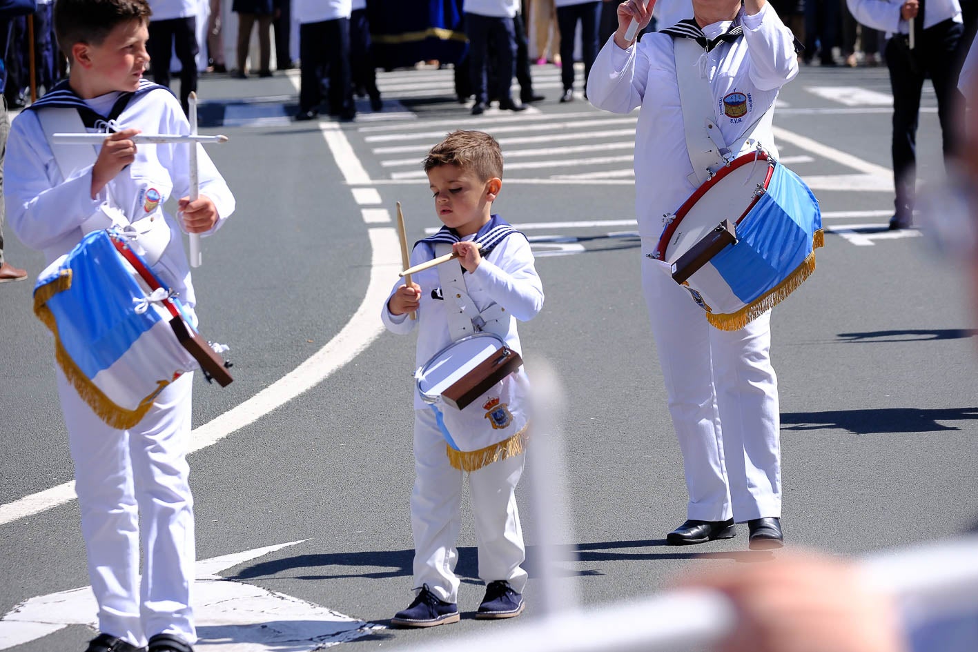 Los niños desde muy pequeños siguen con la tradición de sus padres.